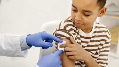 "Campaña de vacunación en México con personal de salud aplicando vacunas a menores en zona rural. Refleja los esfuerzos por mejorar la cobertura y prevenir brotes de enfermedades como sarampión y tosferina."